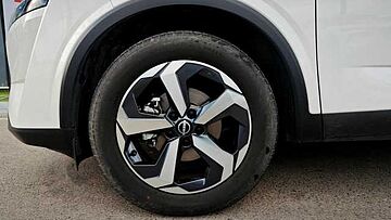 Nissan QASHQAI 1.3MHEV 140CV N-CONNECTA 2WD MT  E6D-F QASHQAI 1.3MHEV 140CV N-CONNECTA 2WD MT  E6D-F LUNAR WHITE MIDNIGHT BLACK